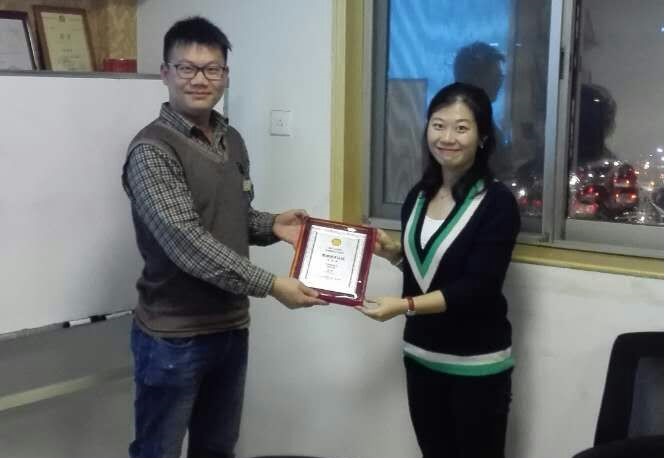 殼牌區(qū)域經(jīng)理頒發(fā)經(jīng)銷(xiāo)商高級(jí)技術(shù)工程師證